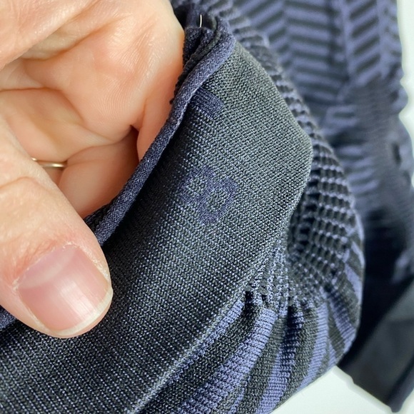 Lululemon In The Flow Crop II Size 8 Leggings Striped Purple Black High Rise - Picture 5 of 8